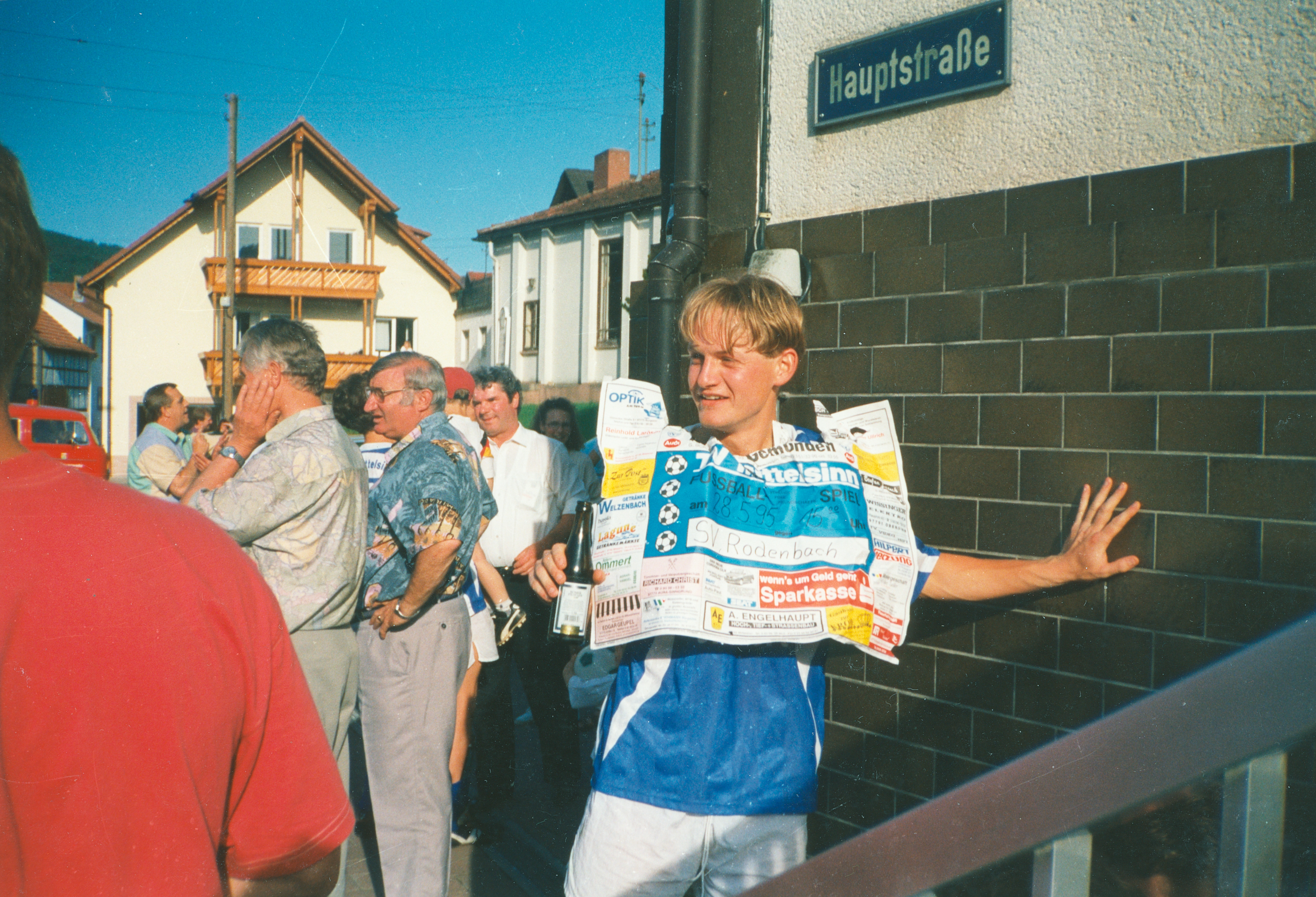 Die Fußballer des TVM feiern den Aufstieg am 28.5.1995